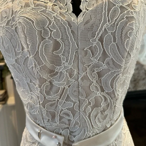 Elegant White Lace Dress with Belt - Picture 2 of 12